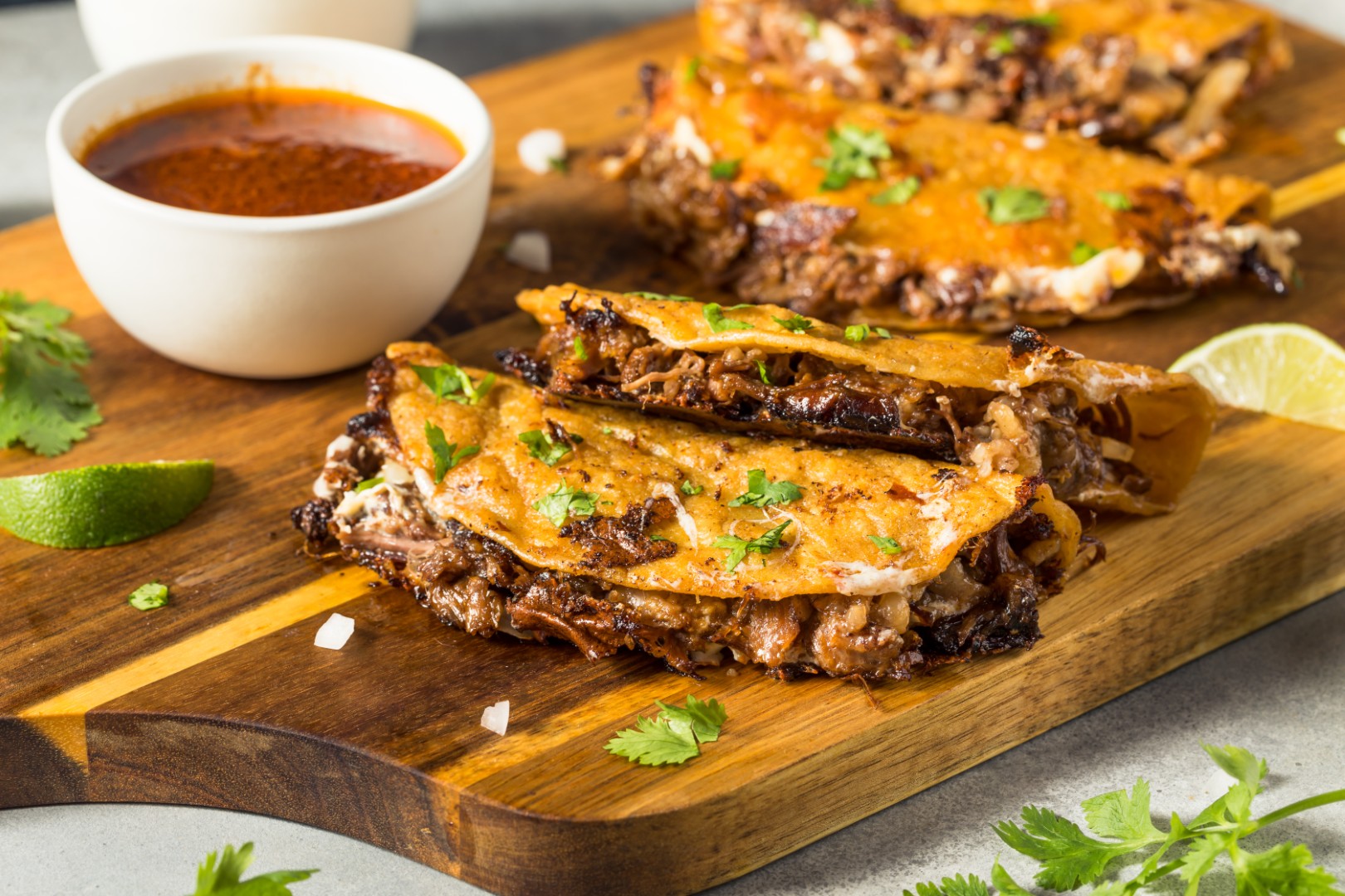 Birria Meat Tacos mit Käse and Chili-Hot-Sauce Birria Meat Tacos mit Käse and Chili-Hot-Sauce